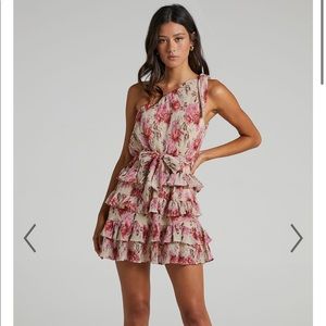 ONE SHOULDER FLORAL MINI DRESS. NEVER WORN. SIZE L